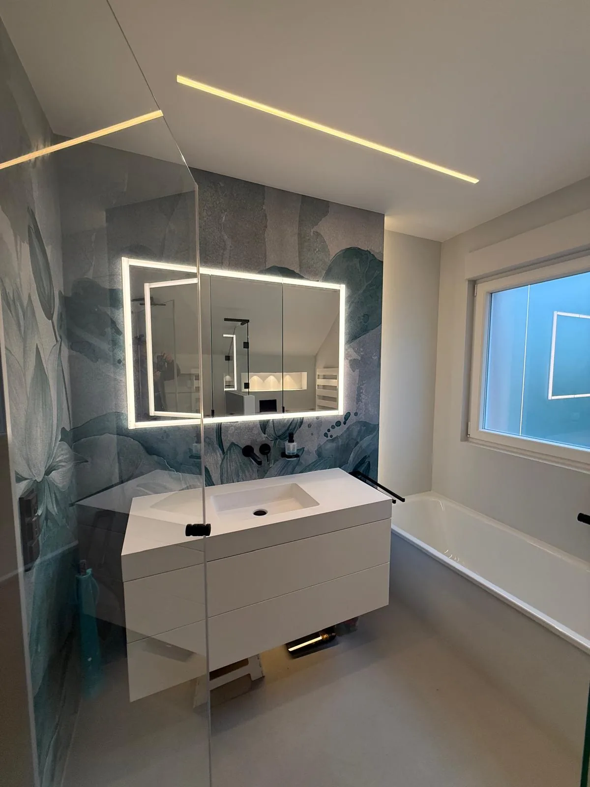 hf-konzept-fugenloses-bad-dachgeschoss-02-waschtisch-badewanne