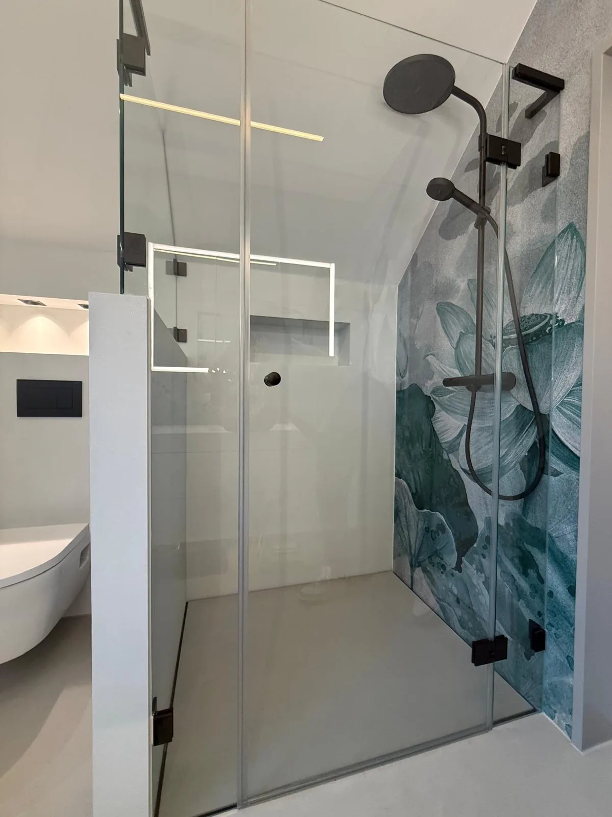 hf-konzept-fugenloses-bad-dachgeschoss-04-dusche-regendusche