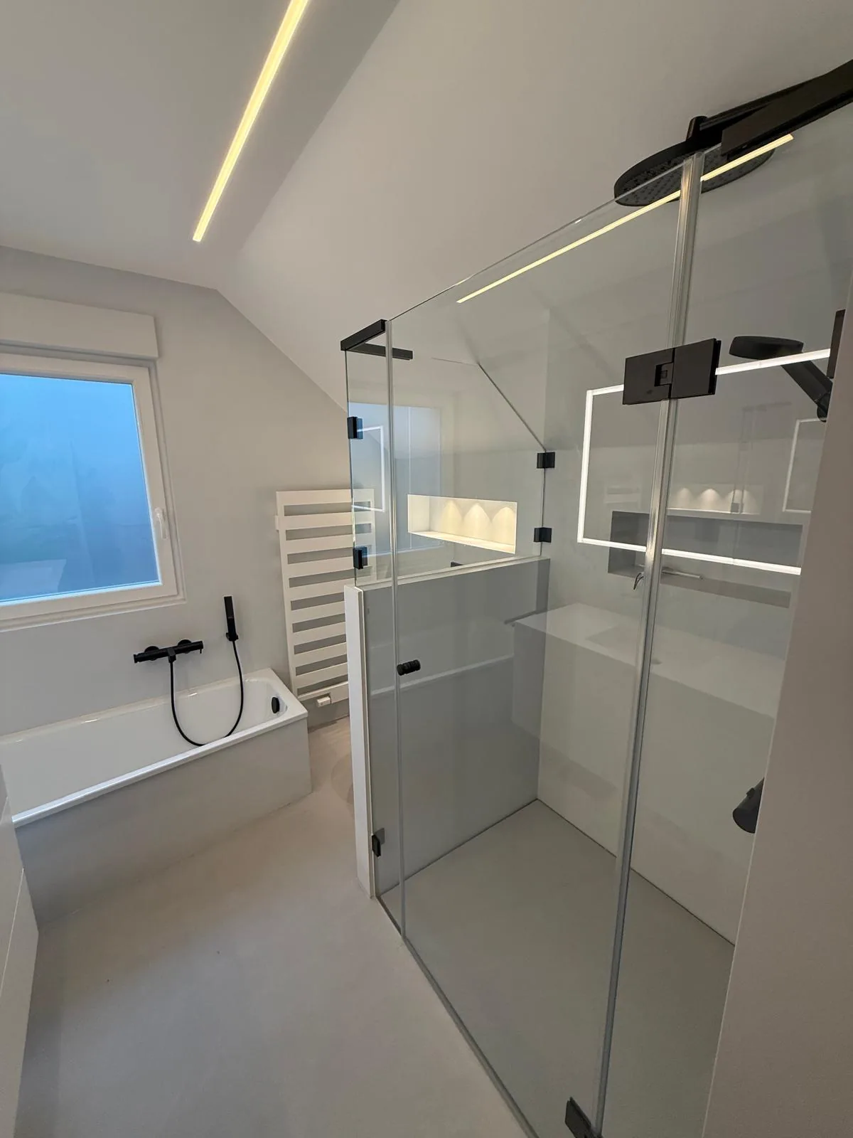 hf-konzept-fugenloses-bad-dachgeschoss-06-dusche-badewanne-lichtnische