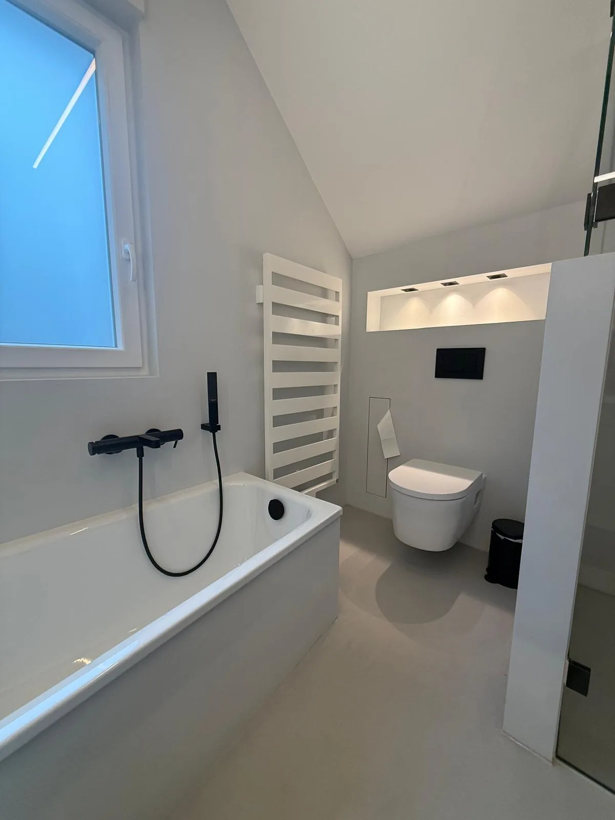 hf-konzept-fugenloses-bad-dachgeschoss-07-badewanne-wc-dachschraege