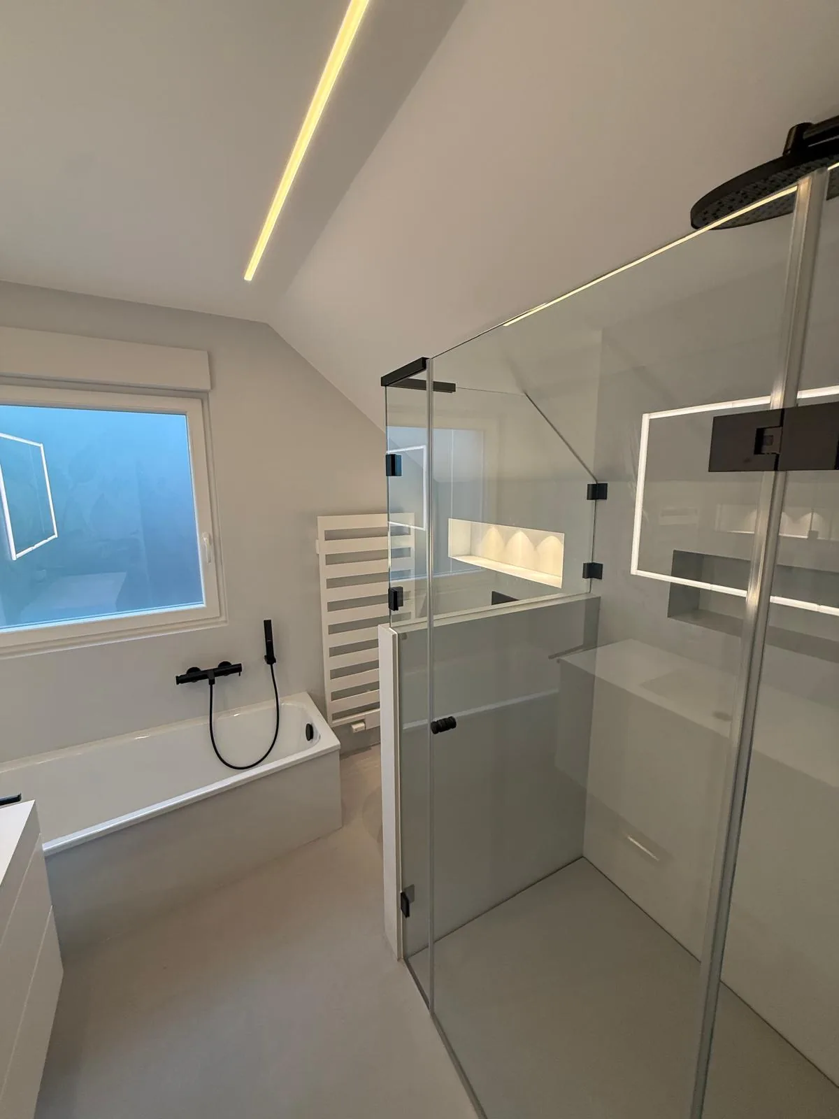 hf-konzept-fugenloses-bad-dachgeschoss-08-badewanne-handtuchheizkoerper